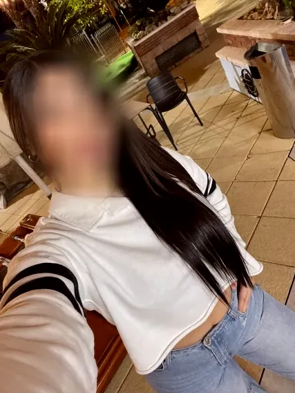 Nicola, 24