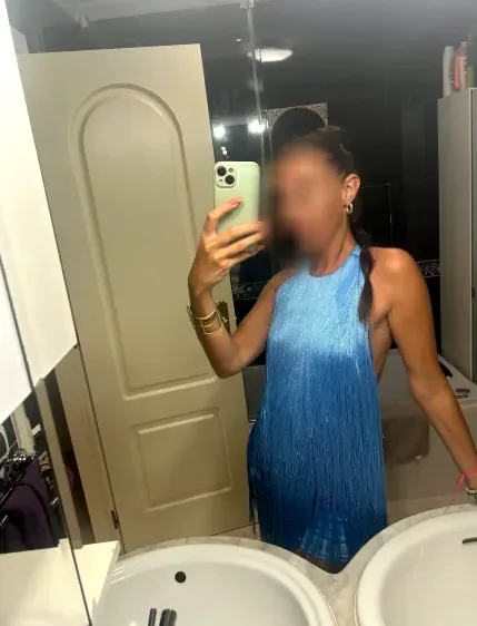 Rhona, 32