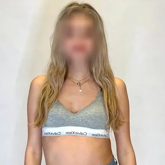 Zoe, 32